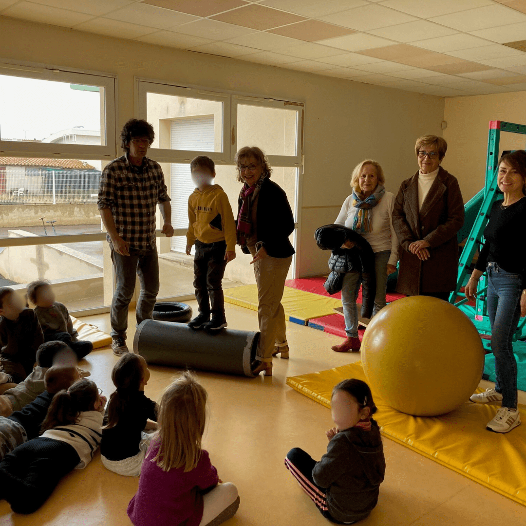 Les enfants de l'école maternelle avec l'équipe enseignante et les bénévoles du dressing solidaire